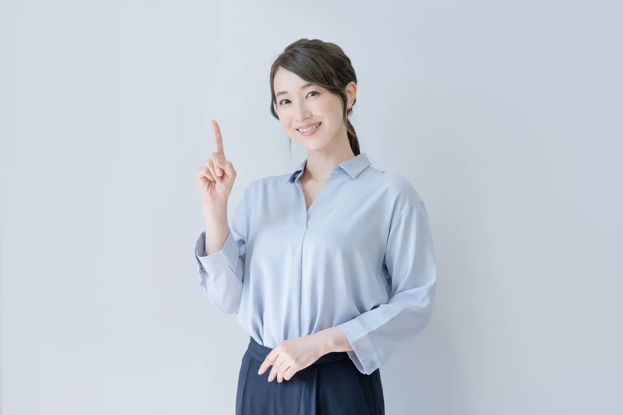 人差し指を立てている女性